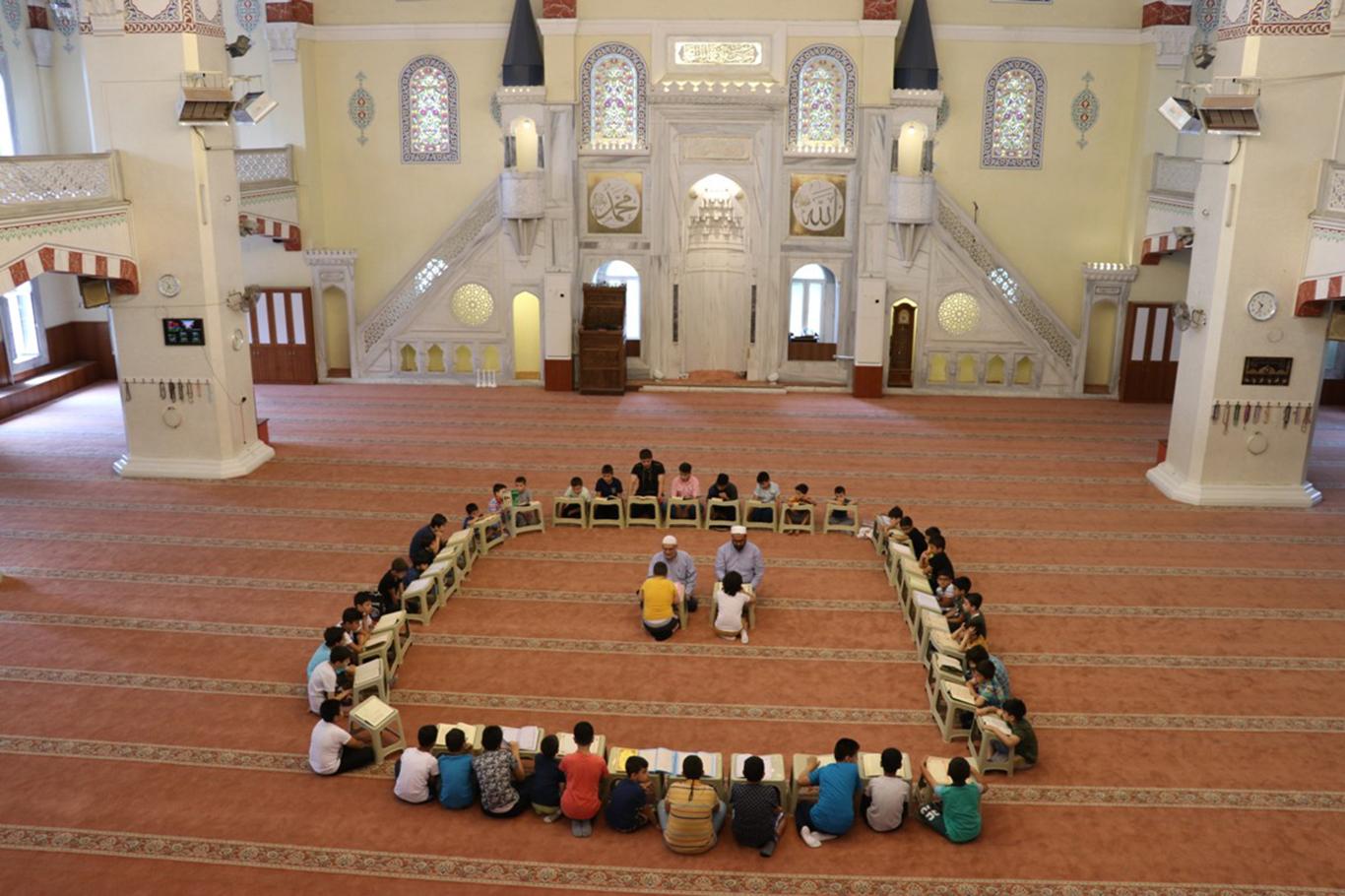 "Kur'an'ın ahlakıyla ahlaklanmak için camiye geliyoruz"